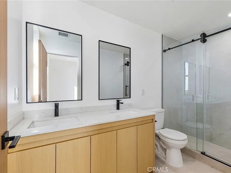 13602 Burbank Blvd — Photo 9