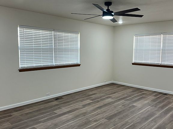 3rd image of 722 Mistletoe