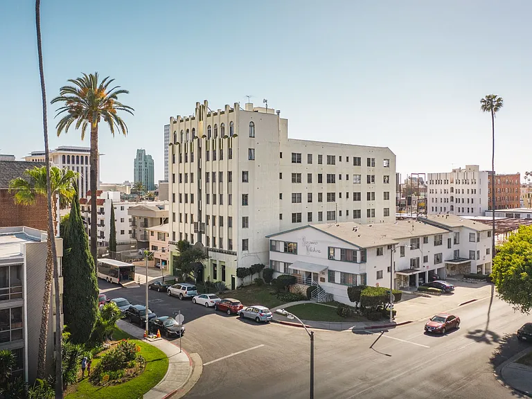 Serrano Towers — Photo 9
