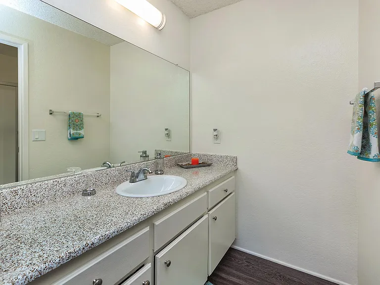 Carlyle Square Apartment Homes — Photo 21