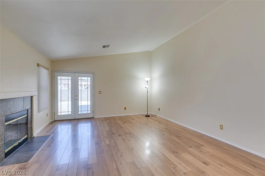 3 bed, 2.0 bath, 1500 sqft, $2,130 — Photo 3
