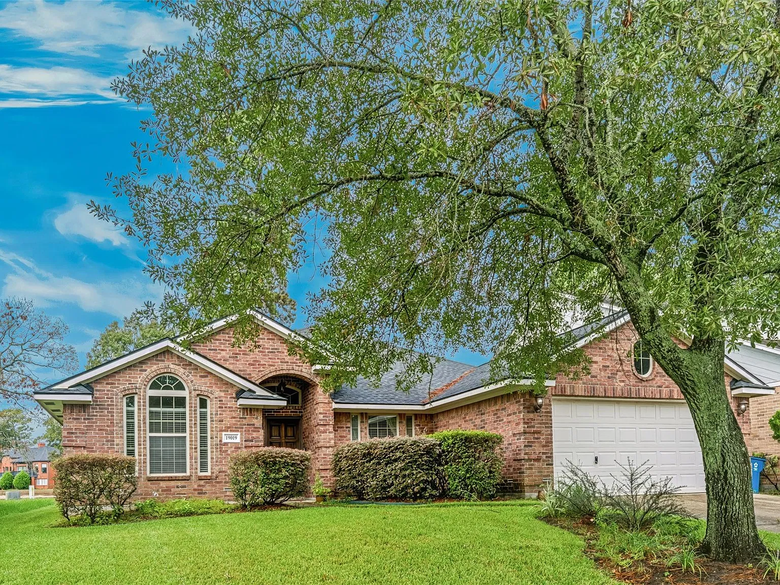 3 bed, 2.5 bath, 2568 sqft, $2,500 — Photo 3
