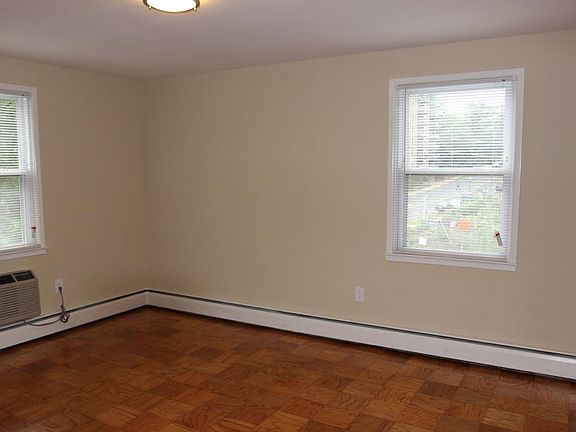 5th image of 945 N Barton St APT 202