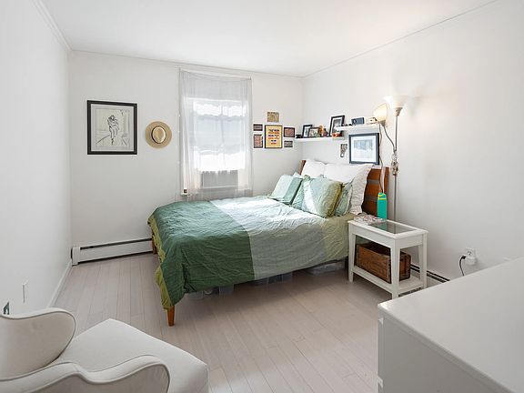 5th image of 432 Carlton Ave