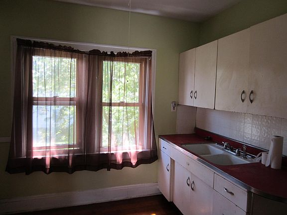 3rd image of 3262 E 132nd St