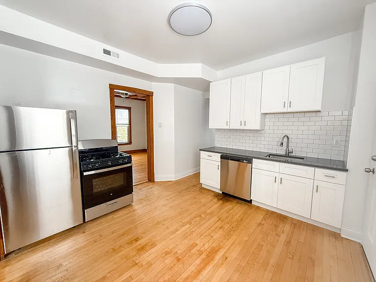 3749 N Hoyne Ave — Photo 3
