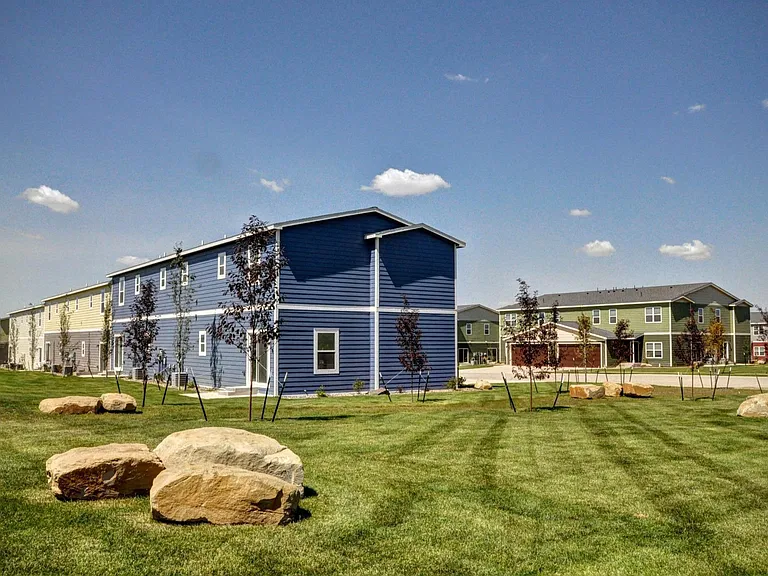 Emerald Ridge Apartments & Townhomes — Photo 1