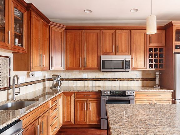 5th image of 288 Bunker Hill St #1