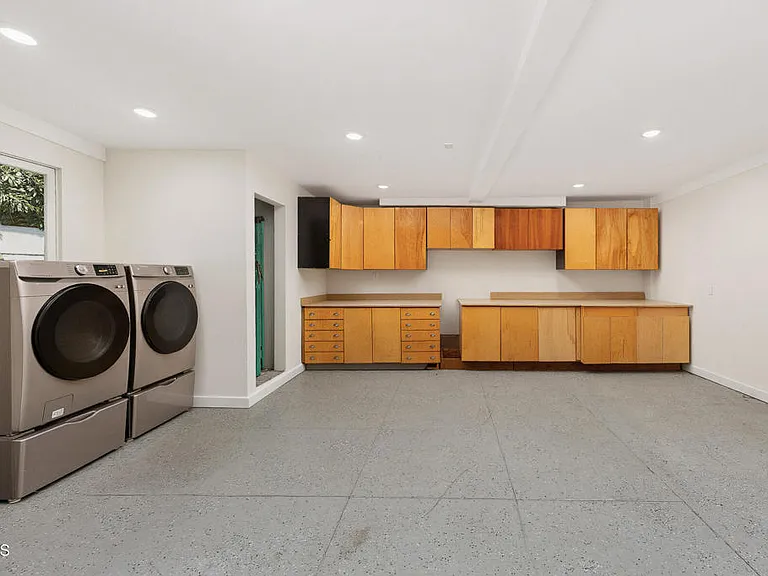 900 E Glenoaks Blvd — Photo 22