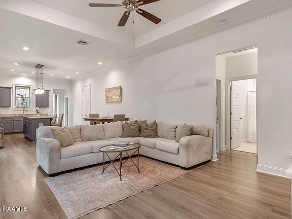 4th image of 205 Twin Meadow Ln