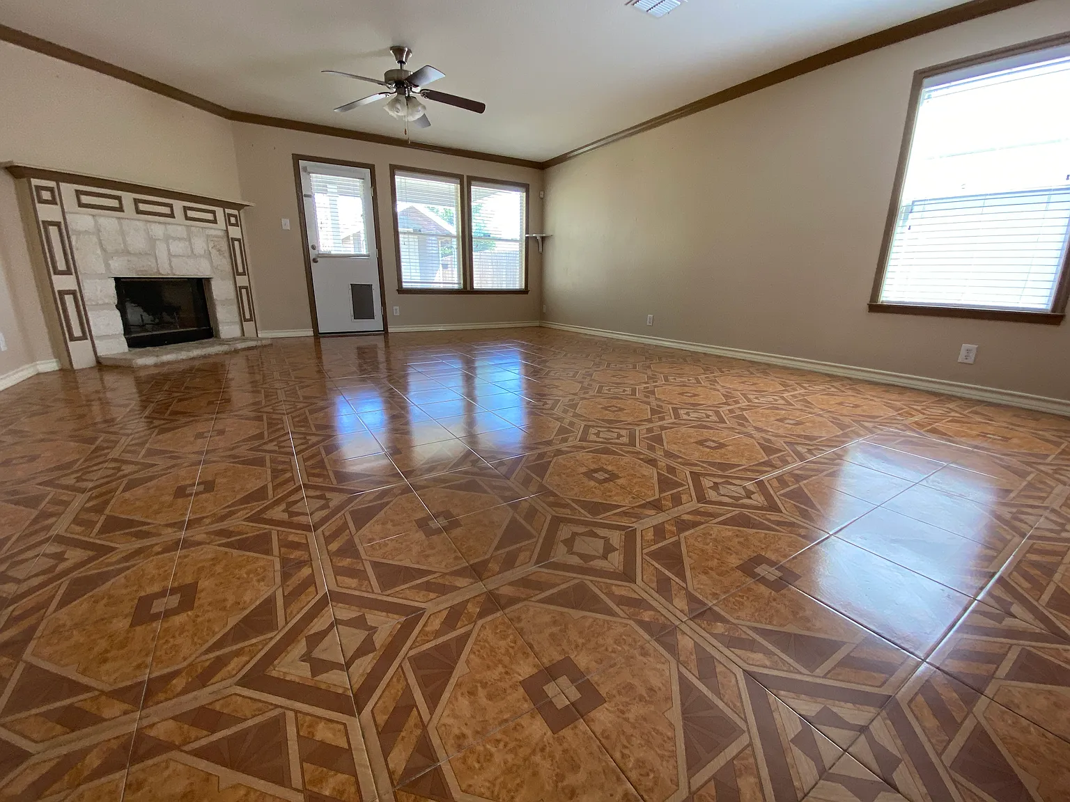5 bed, 3.5 bath, 3030 sqft, $2,250 — Photo 2