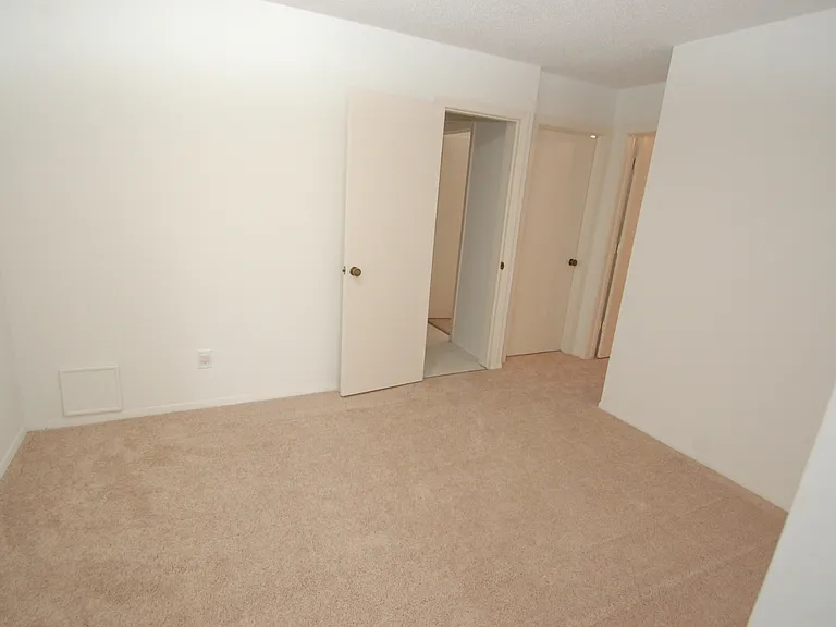1844 Zanzibar Ln N — Photo 10