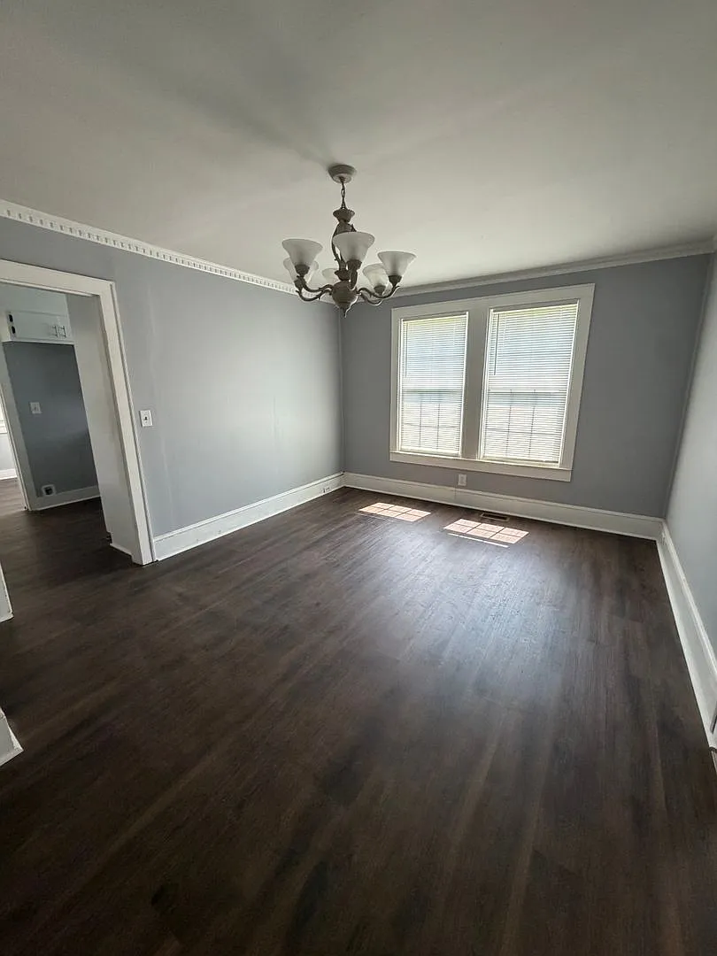 Newly renovated 2 bedroom house with large yard — Photo 2