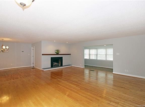 4th image of 900 Sherwood Ln