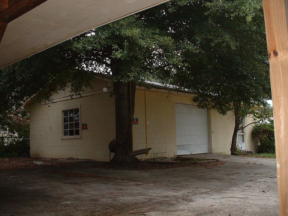 Mother-in-law suit/garage view taken from the 3-car garage
