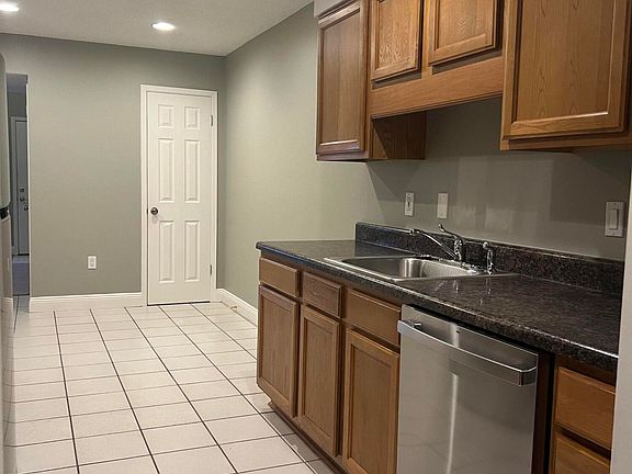 4th image of 310 Cedar Ave E #E