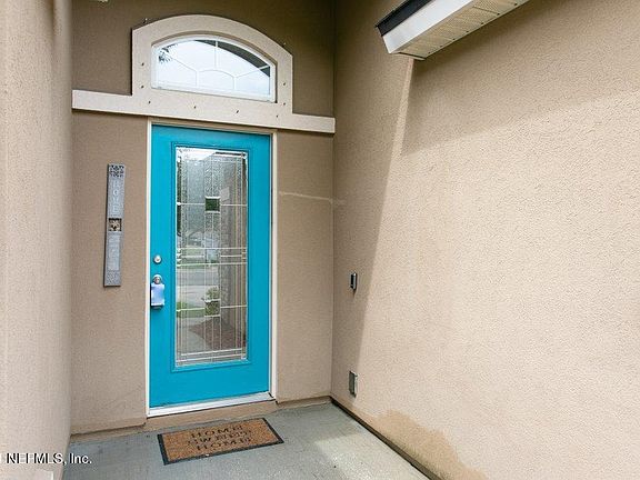 4th image of 13 Twin Aspen Cir