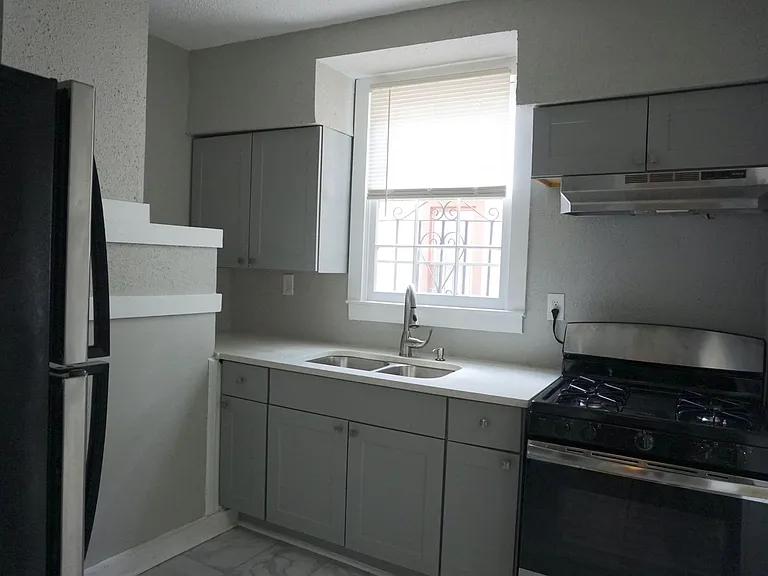 303 W Waldburg St — Photo 13