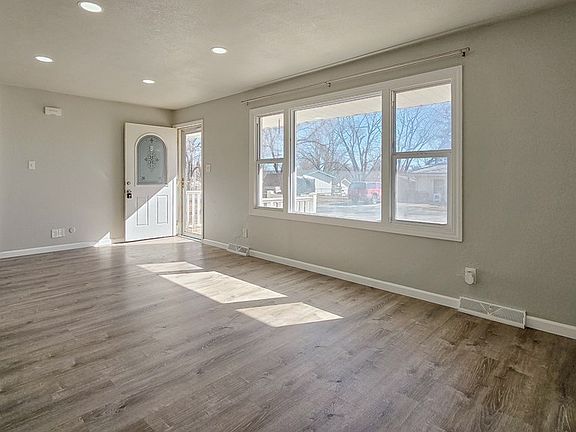 3rd image of 304 Hillcrest Dr