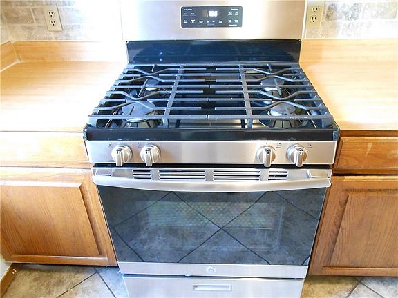 3rd image of 490 Harris Dr