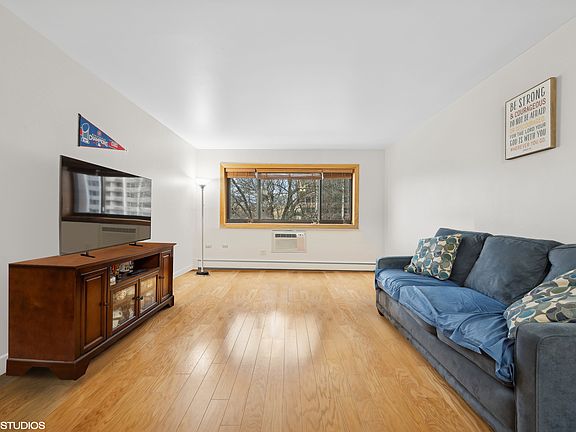 4th image of 561 W Stratford Pl APT 4A