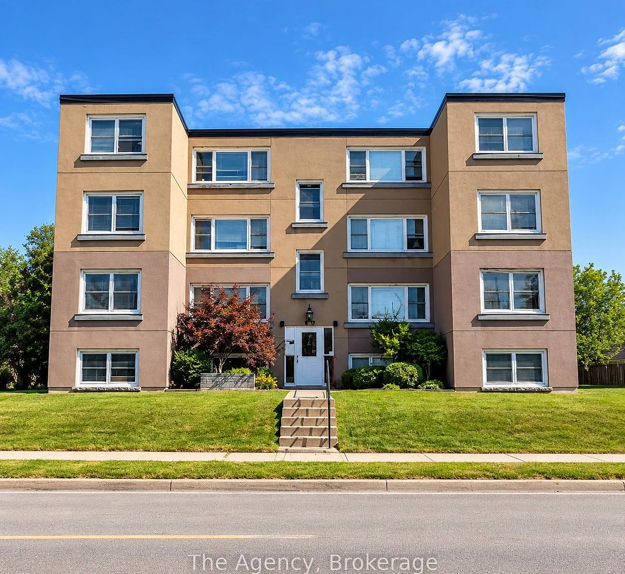 139 Westchester Cres — Photo 1