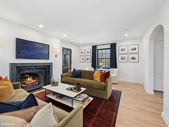 3rd image of 1048 N Oak Park Ave