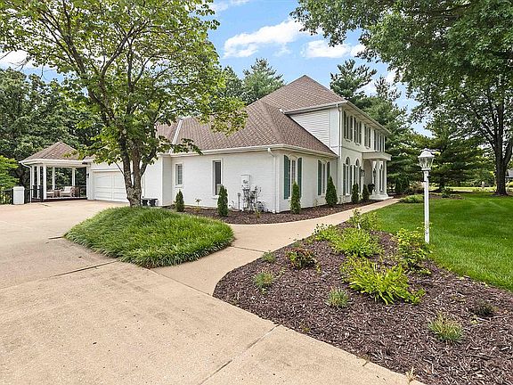 4th image of 3137 Williamsburg Way