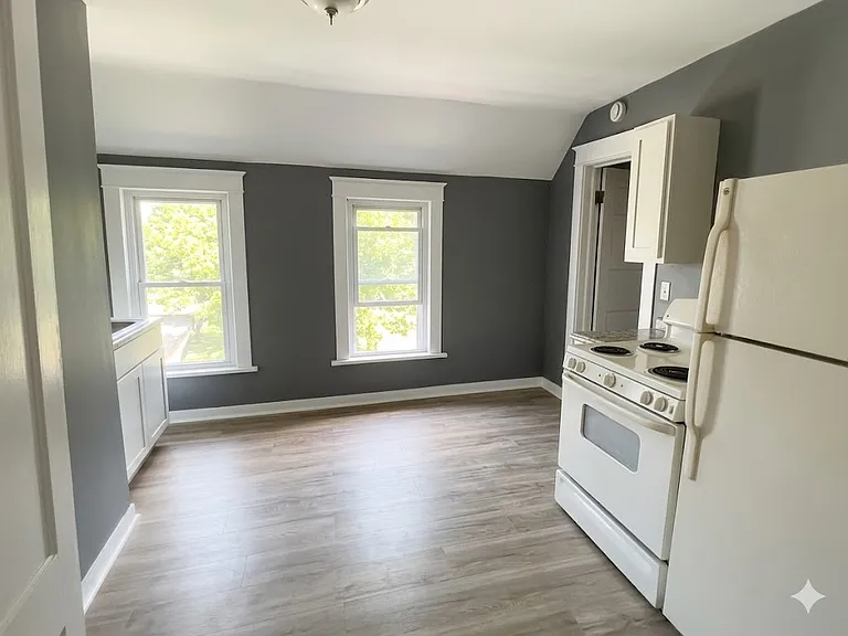 623 E 12th St #3 — Photo 1