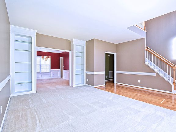 Large Living Room w/builtins