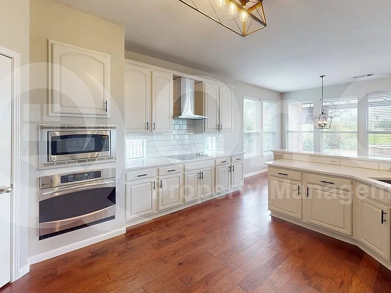 11281 Balcones Dr — Photo 6