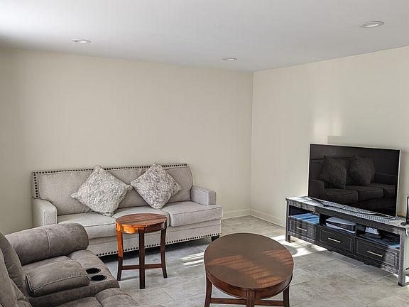 2nd image of 3322 W Catalpa Ave #1