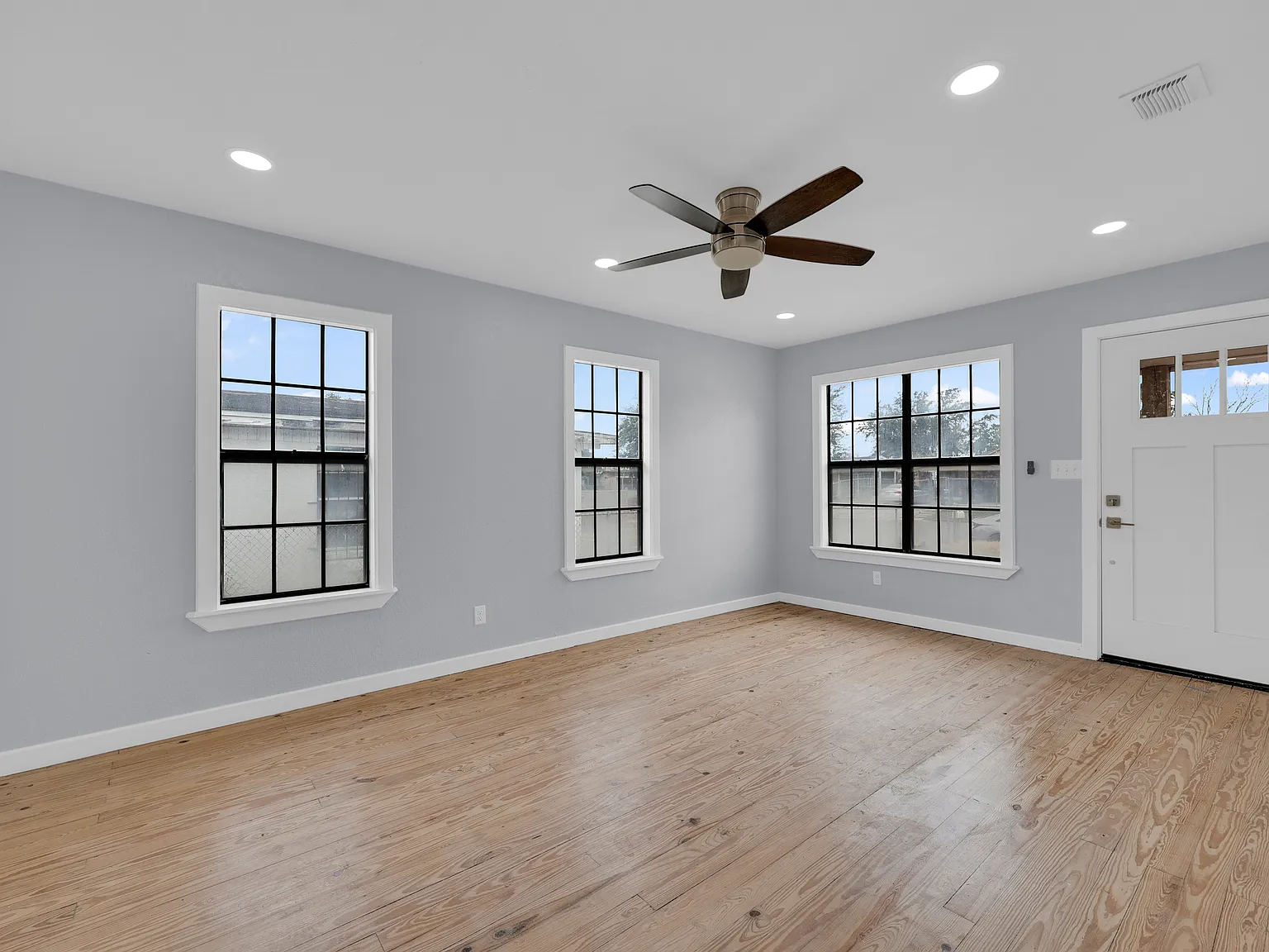3 bed, 1100 sqft, $1,150 — Photo 2