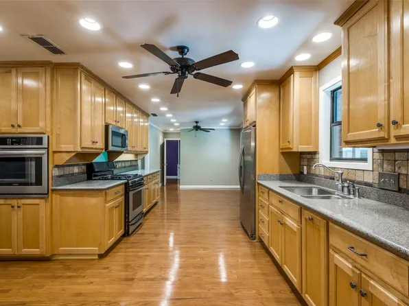 1304 N Trinity St, Decatur, TX 76234