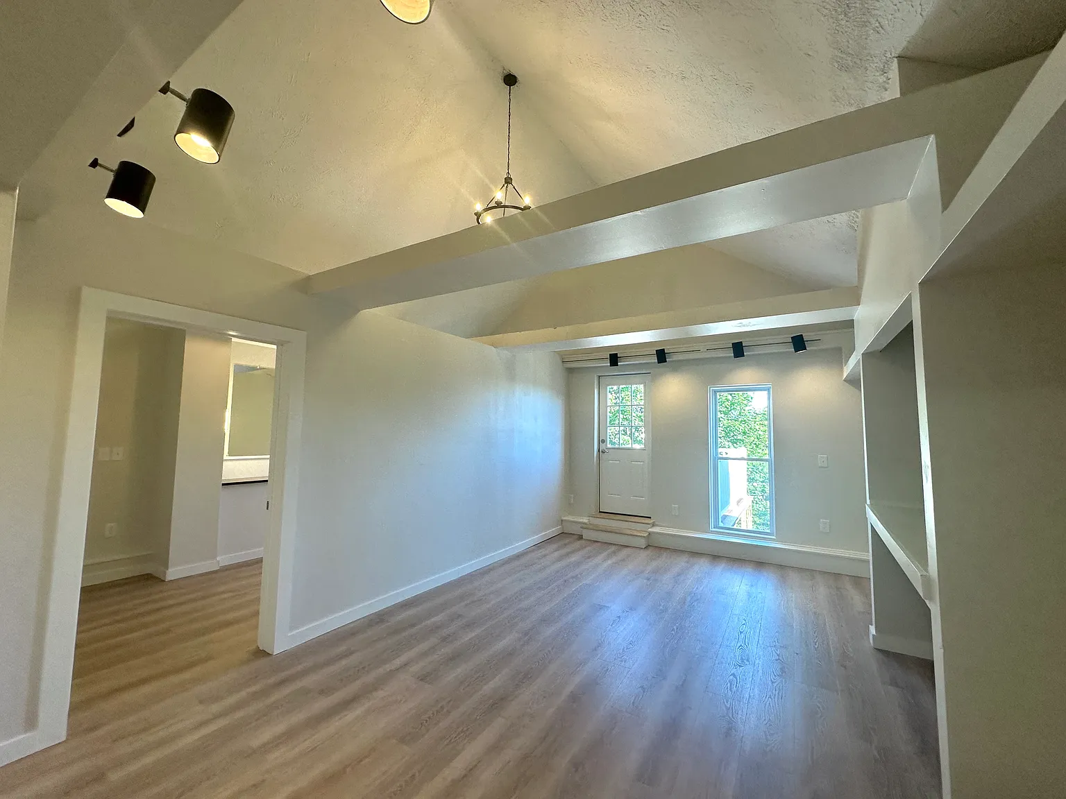 3 bed, 1350 sqft, $1,600 — Photo 1