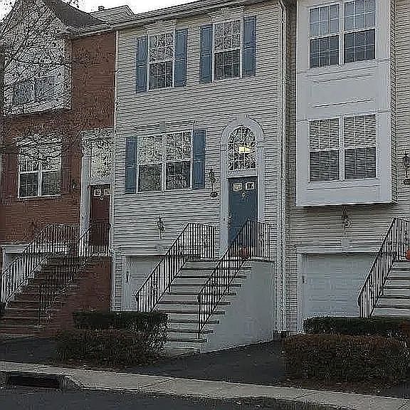 1st image of 215 Stratford Dr