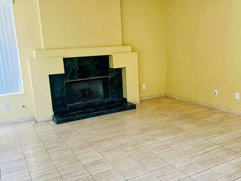 572 Parkside Dr — Photo 7