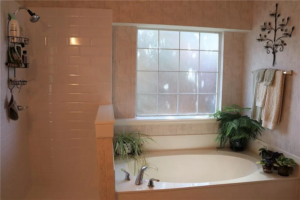 Spacious 4 bedroom home in Murphy! — Photo 2