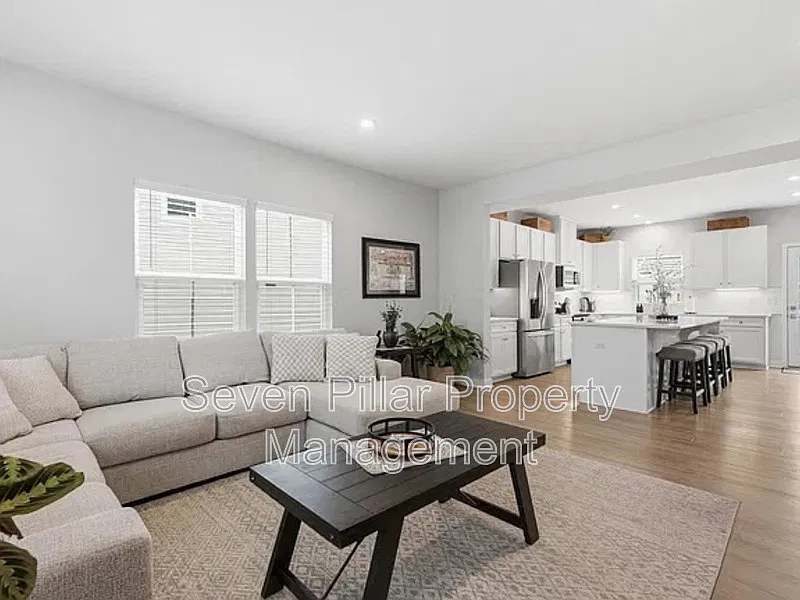 3 bed, 4.0 bath, 2339 sqft, $3,000 — Photo 4
