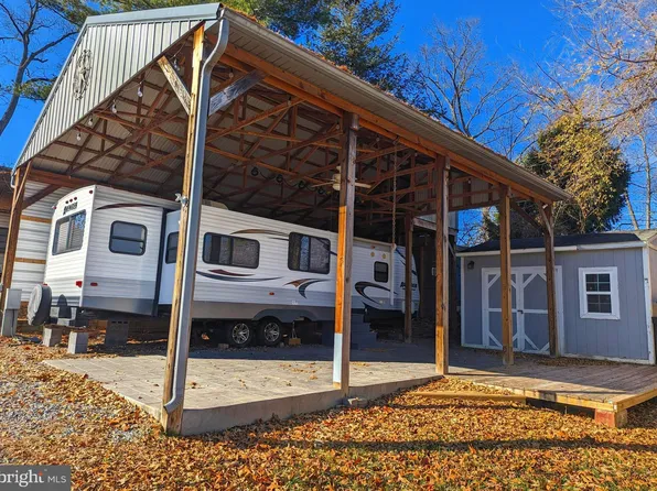 16 Poison Oaks, Falling Waters, WV 25419