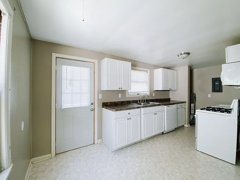 2022 Scott St — Photo 5