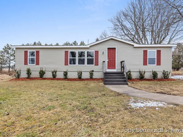 3173 W 24th St, Fremont, MI 49412