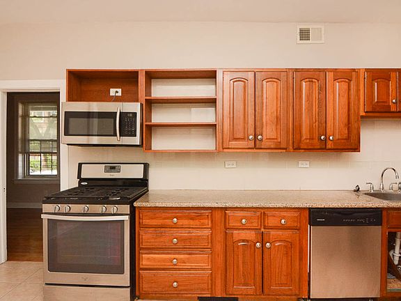 3rd image of 953 N Hoyne Ave #1