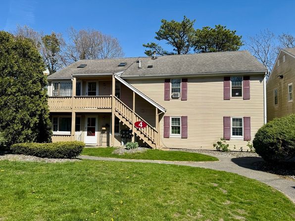 1029 Iyannough Rd APT 4C, Hyannis, MA 02601