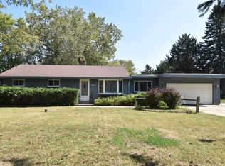 1506 S Clover Knoll Pl, New Berlin, WI 53151
