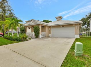 6841 Hendry Dr, Lake Worth, FL 33463