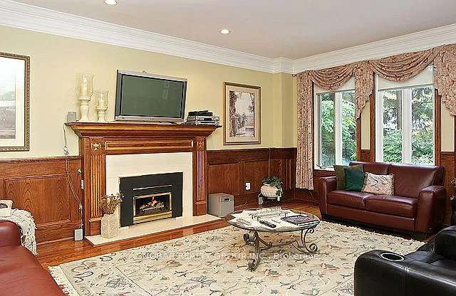 1426 Lorne Park Rd — Photo 7