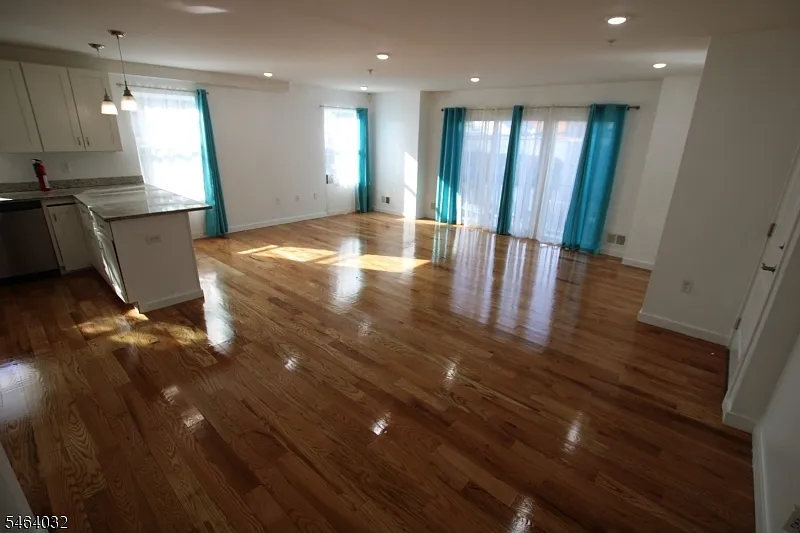 2 bed, 2.0 bath, $2,700 — Photo 3