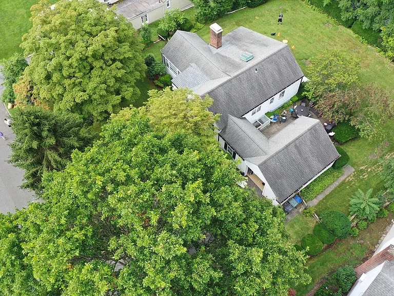 9 Manor Ave — Photo 1