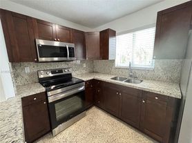 458 E 31st St, Hialeah, FL